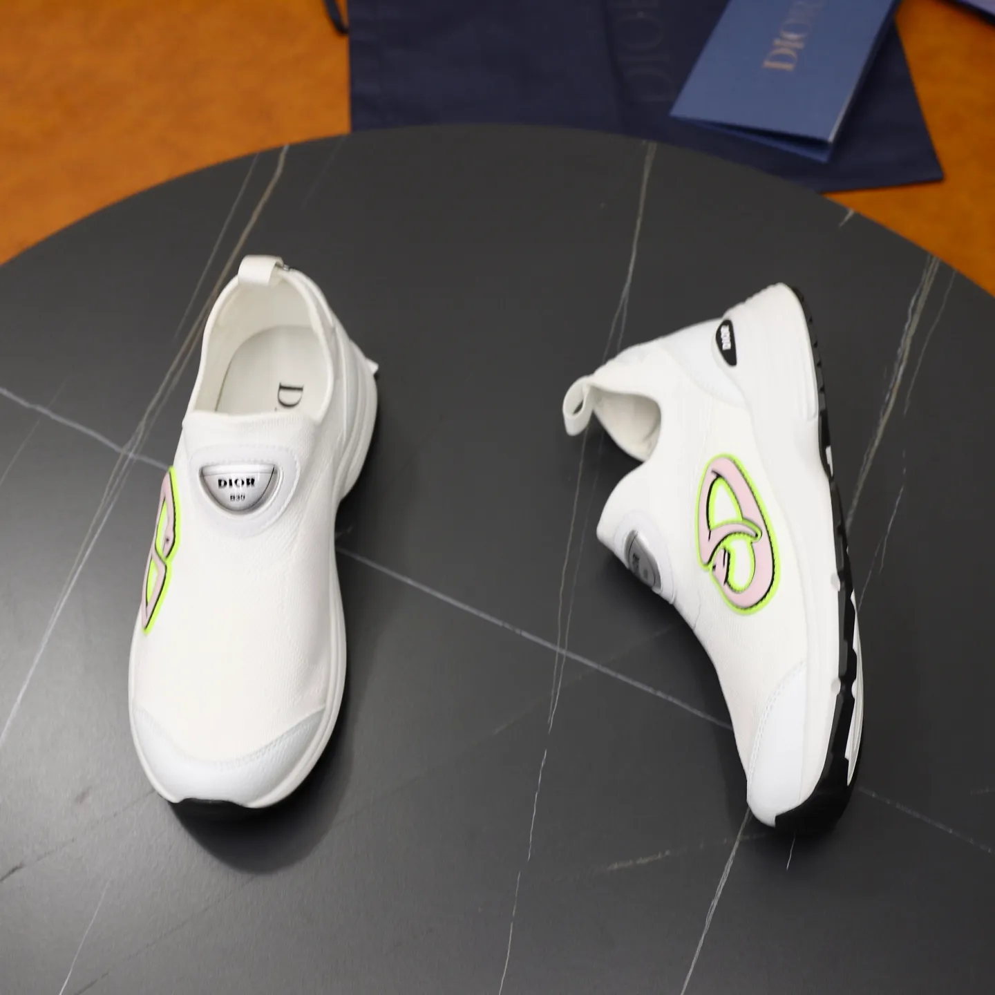 Ex-factory price: 520💰Dior B30’s latest hot model is shipped, the original version is made 1:1 ▪️ Fabric: Original customized fly woven ▪️ Lining: Imported breathable mesh ▪️ Sole: Original molded non-slip outsole ▪️ Size: 38-45 (45 is custom-made and cannot be returned)